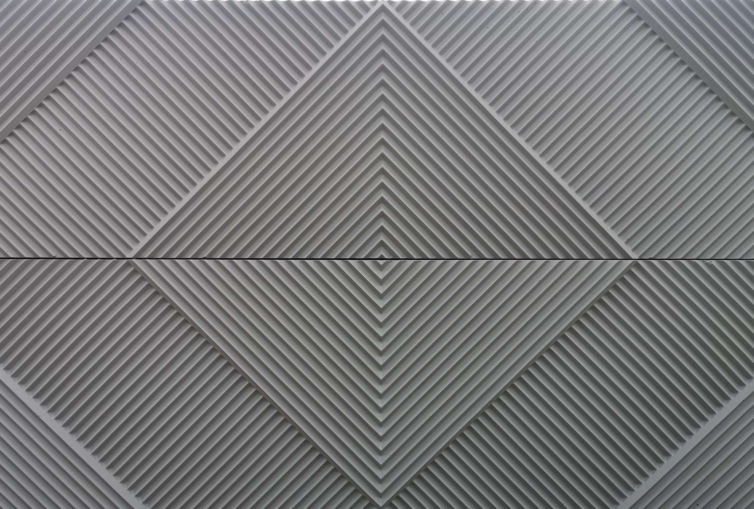 Detail geometrického reliéfu W s diagonálnymi drážkami